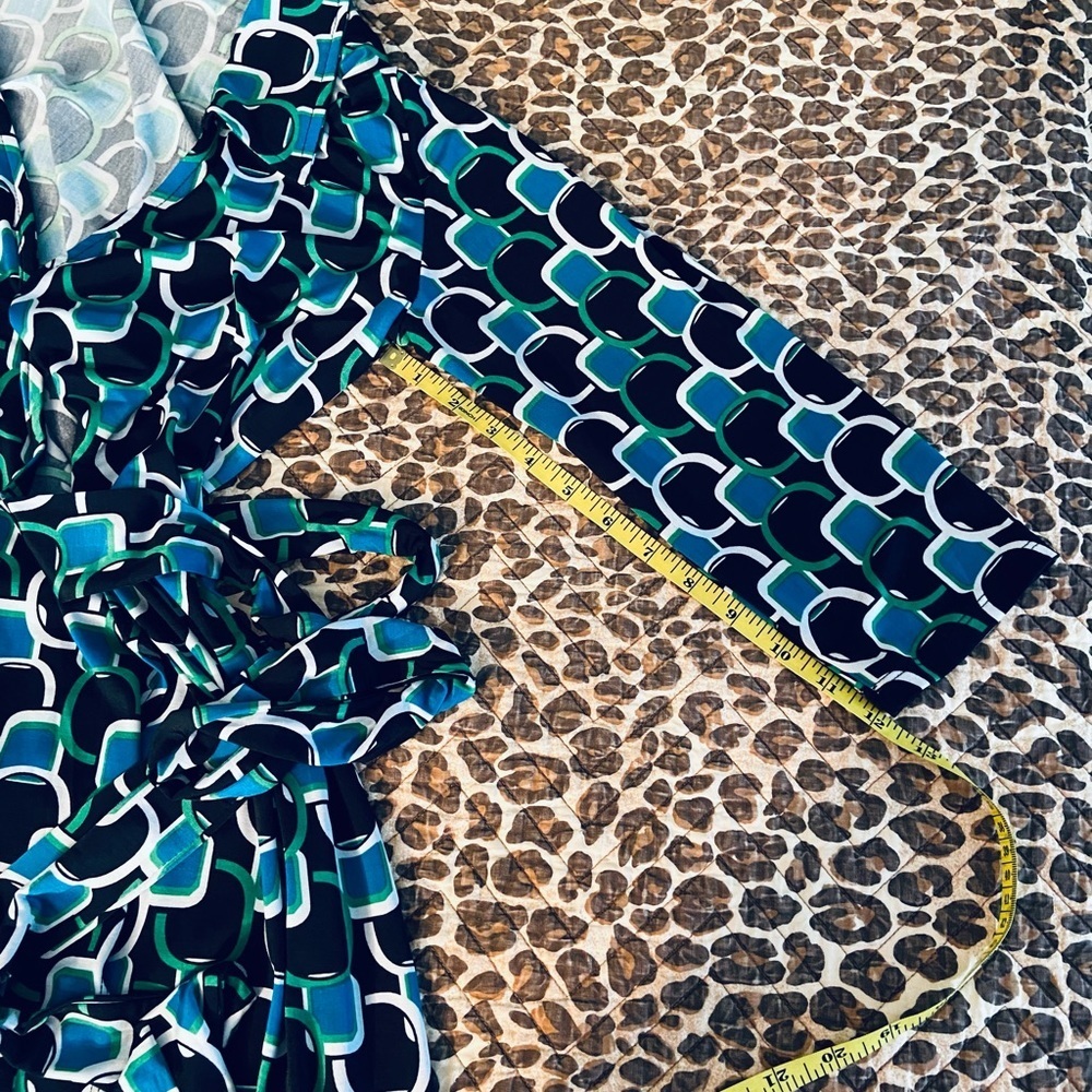 Geometric Chainlink Wrap Dress - Picture 9 of 10